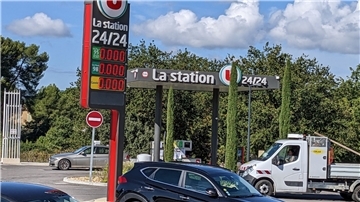 Nachdem Autofahrer in Frankreich aufgrund des Streiks an den Tankstellen oft erfolglos gewartet haben, hat sich nun die Regierung eingeschaltet.
