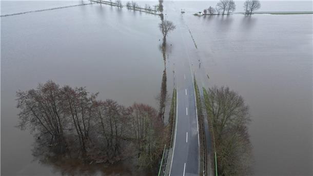 Das Hochwasser von oben: So schlimm ist die Lage im Norden (Bilder) Nachdem der Fluss Ems über die Ufer getreten ist, steht das Wasser auf vielen Flächen im Landkreis Emsland.