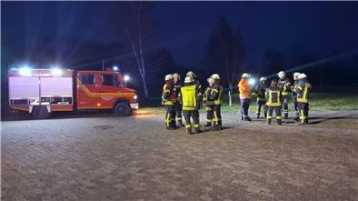 Einsatzkräfte stehen am Kreidesee.