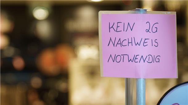 Niedersachsen nimmt Kurs auf zahlreiche Corona-Lockerungen Ein Schild mit der Aufschrift "Kein 2G-Nachweis notwendig" steht am Eingang zu einem Geschäft in der Darmstädter Innenstadt.