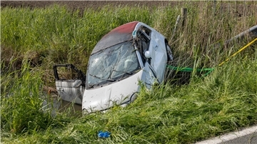 Ein Auto im Graben.