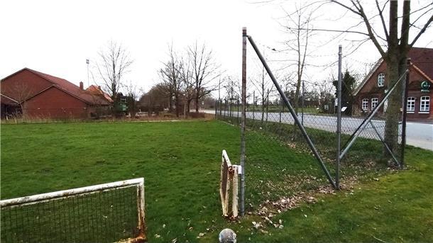 Nachdem die Gaststätte „De Butjenter“ (rechts) zum Jahresende geschlossen wurde, gibt es jetzt Überlegungen, auf dem vorderen Teil des Sportplatzes ein Dorfgemeinschaftshaus zu bauen. Im Hintergrund ist die Sporthalle zu sehen.