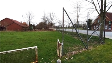 Nachdem die Gaststätte „De Butjenter“ (rechts) zum Jahresende geschlossen wurde, gibt es jetzt Überlegungen, auf dem vorderen Teil des Sportplatzes ein Dorfgemeinschaftshaus zu bauen. Im Hintergrund ist die Sporthalle zu sehen.