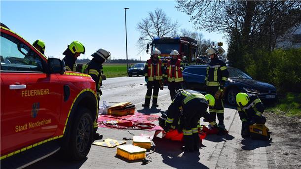 Drei Schwerverletzte bei Unfall auf der B212 in Nordenham: Straße voll gesperrt Die Einsatzkräfte räumen auf, nachdem die verletzten Personen geborgen werden konnten.