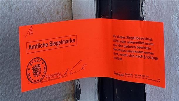 Rotes Siegel der Stadt Nordenham an einem der Tore des Atenser Betriebes TiNo.