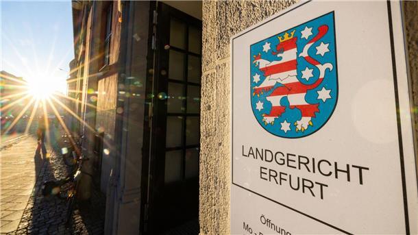 Kastrationen im Internet angeboten - Rentner vor Gericht Nachdem ein 75-jähriger Mann in Internetforen Kastrationen angeboten und diese bei sich zu Hause durchgeführt haben soll, muss er sich nun in Erfurt vor Gericht verantworten.