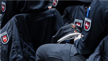 Nachdem eine Studie der Polizeiakademie Niedersachsen 2021/22 ergeben hatte, dass Entscheidungen durchaus neben der Erfahrung auch von Stereotypen geprägt sind, gibt es nun eine Förderung interkultureller Kompetenzen.