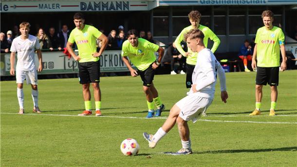 Nachdem er selbst gefoult wurde, verwandelt Lenn Pauly den anschließenden Strafstoß zum 2:3-Pausenstand.