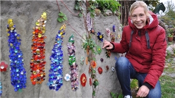 Nachdem sie Anfang des Jahres auf Geheiß der Stadt ihren Kunstturm in der Kleingartenanlage Naturglück abbauen musste, hat Melanie Hauschild mit neuen Kunstprojekten in ihrem Garten begonnen.