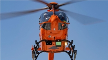 Nachdem sie von einem Auto erfasst wurde, wurde eine Fahrradfahrerin mit einem Hubschrauber in ein Krankenhaus geflogen. (Symbolbild)