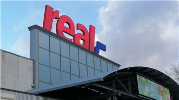 Das Logo von Real in Spaden. In den ehemaligen Real-Markt in Spaden zieht ein neuer Mieter in.
