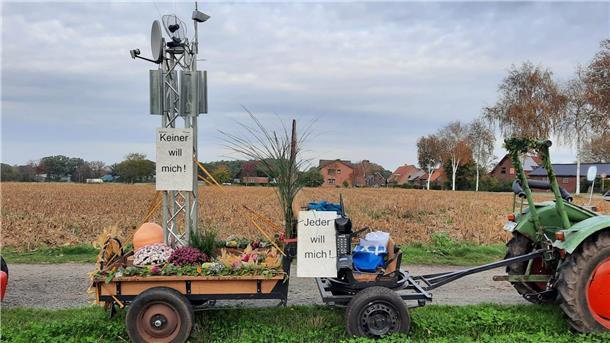 Tradition trifft aktuelles Dorfgeschehen Nachfrage und Preis - die Milch macht’s: Auch aktuelle Themen wurden beim Schmücken der Wagen berücksichtigt.