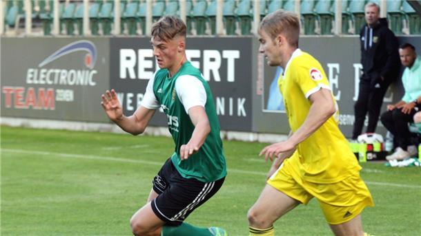 Cordes-Elf mit einem 3:0-Traumstart Nachwuchstalent Daniel Holsten (rechts) stand in der Starelf und machte viel Druck am Flügel.