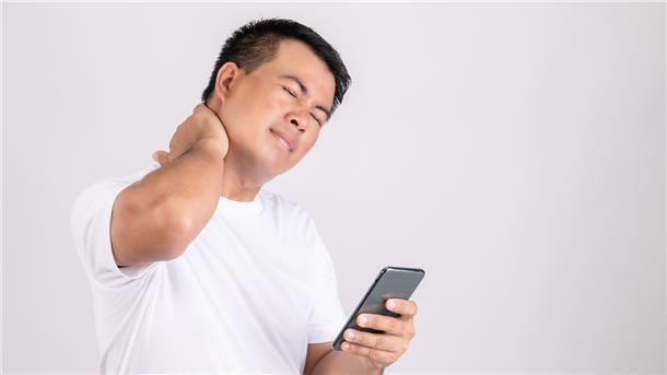 Nackenschmerzen kennt wohl jeder. Mittlerweile heißt es immer häufiger: „Daran ist das Handy schuld!“ Aber stimmt das?