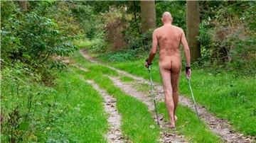 Nacktwanderung durch die Natur bei Sievern: Das besondere Hobby des Mannes aus Geestland stößt nicht überall auf Zustimmung. 