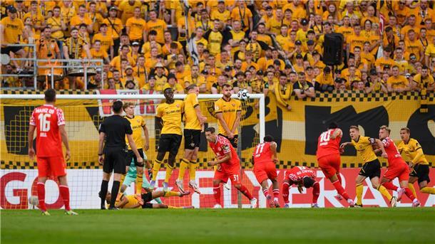 Nadiem Amiri (1. FSV Mainz 05, 4.v.r) verwandelt einen Freistoß zum 0:1.