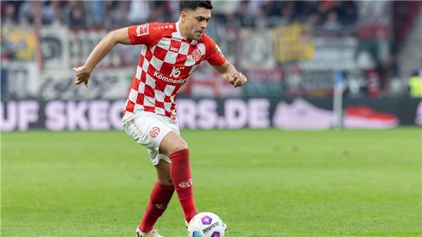Nadiem Amiri mit Ball am Fuß.