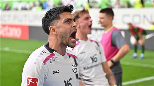 Wolfsburg verpasst auch unter neuem Coach Heimsieg Nadiem Amiri schreit seine Freude über den späten Ausgleich heraus.