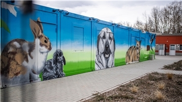 Ein Graffiti an der Fassade des Tierheims Bremerhaven zeigt verschiedene Haustiere.  