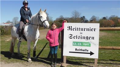 Nadine Irrgang mit ihrem Pferd Darling und Anna Bornemann haben fleißig trainiert freuen sich auf ihre Prüfungen am kommenden Wochenende.