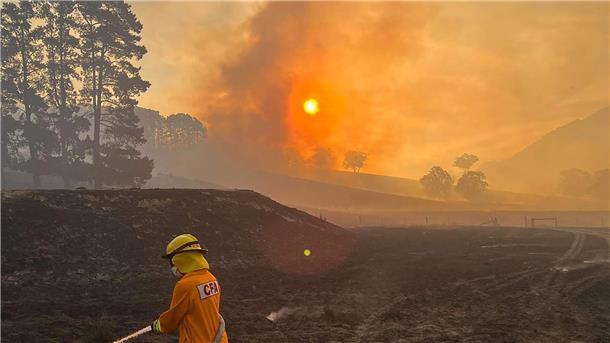 Nahe der australischen Metropole Melbourne ist ein Grasfeuer außer Kontrolle geraten.