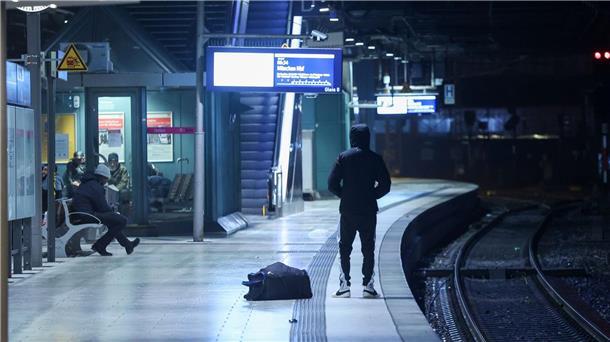 GDL-Streik angelaufen - Rufe nach Schlichtung Nahezu leere Gleise am Hamburger Hauptbahnhof.