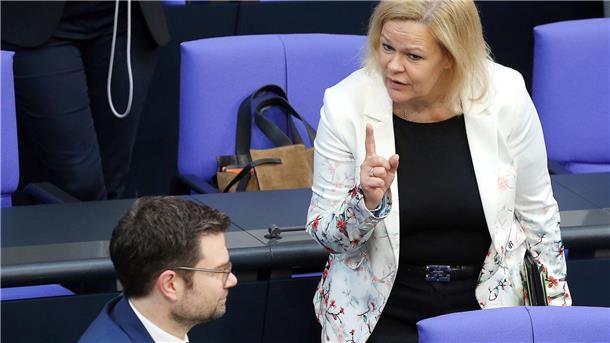 Nancy Faeser (r.) und Marco Buschmann zu Beginn einer Debatte im Bundestag.