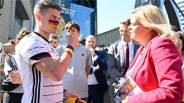 Niederlage für den DFB schon vor dem Anpfiff Nancy Faeser und ein Fan