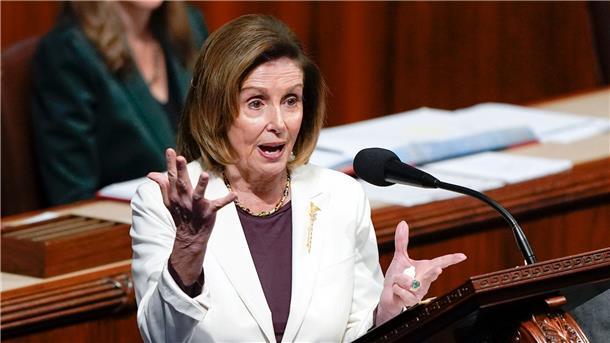 US-Demokratin Pelosi gibt Führung ab Nancy Pelosi, Sprecherin des US-Repräsentantenhauses, bei einer Rede im US-Kapitol.