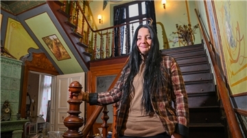 Nancy Steklar wohnt in einer Jugendstil-Villa aus dem Jahr 1900 im Kreis Cuxhaven. Hier lebt sie ihre Leidenschaft für schöne, alte und gruselige Dinge aus.