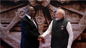 Narendra Modi (r.) begrüßt Cyril Ramaphosa, Präsident von Südafrika, bei seiner Ankunft im Bharat Mandapam Kongresszentrum anlässlich des G20-Gipfels.