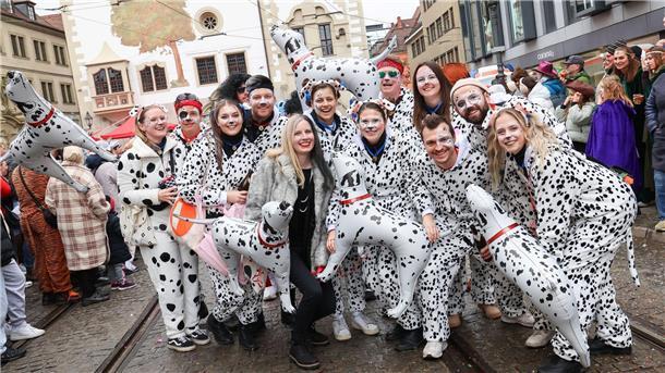 Narrinnen und Narren haben sich beim Faschingsumzug in Würzburg als Dalmatiner verkleidet.
