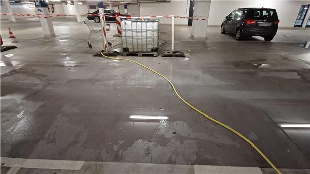 Nasse Tiefgarage Havenwelten. Das Wasser kommt von oben. Die Kanister und Schläuche sind das Provisorium.