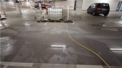 Nasse Tiefgarage Havenwelten. Das Wasser kommt von oben. Die Kanister und Schläuche sind das Provisorium.