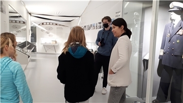 Natalie Kauscher, neue Museumspädagogin im Aeronauticum (rechts), arbeitet mit der Museums AG der Grundschule Midlum und dem Bundesfreiwilligendienstler Olgierd Klimas an einem Video-Projekt.