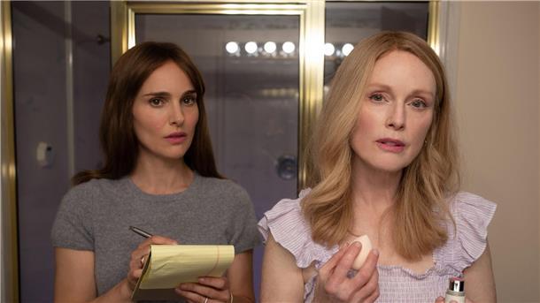 Natalie Portman (l) als Elizabeth Berry und Julianne Moore als Gracie Atherton-Yoo in einer Szene des Films „May December“.