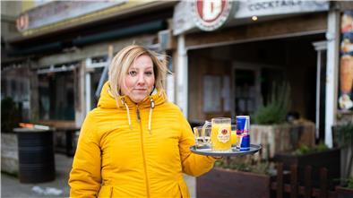 Natascha Janßen vor ihrem ehemaligen Arbeitgeber, der Burger Bar auf dem Theodor-Heuss-Platz. Weil sie nicht länger zu Hause auf das Ende des Lockdowns warten konnte, hat sie sich für einen Jobwechsel entschieden.