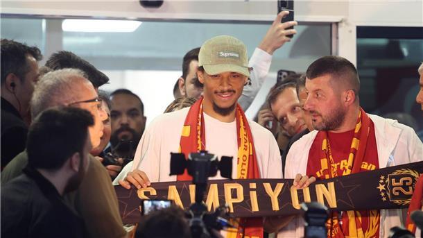 Nationalspieler Leroy Sané (M.) bei seiner Ankunft in Istanbul.