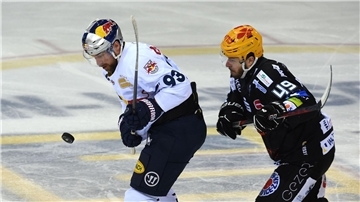Nationalspieler Maximilian Kastner (l) traf für München beim Auswärtssieg in Köln.