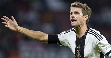 Thomas Müller gestikuliert