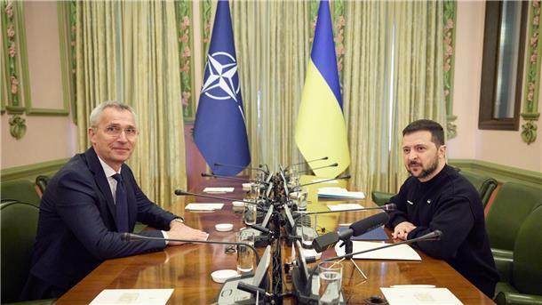 Nato-Generalsekretär Jens Stoltenberg (l) im Gespräch mit dem ukrainischen Präsidenten Wolodymyr Selenskyj.