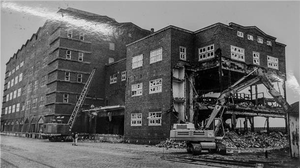 Maurer Naumann baut alten Backstein-Speicher aus fast 100.000 Legosteinen nach Das historische Kühlhaus am Alten Hafen Bremerhaven. 1975 wurde es abgerissen.