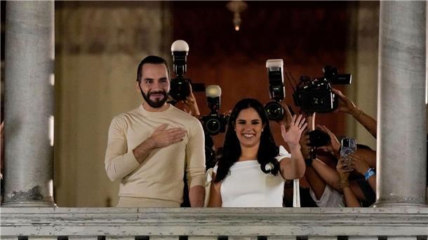 Nayib Bukele und seine Frau Gabriela Rodriguez lassen sich auf dem Balkon des Präsidentenpalastes feiern.