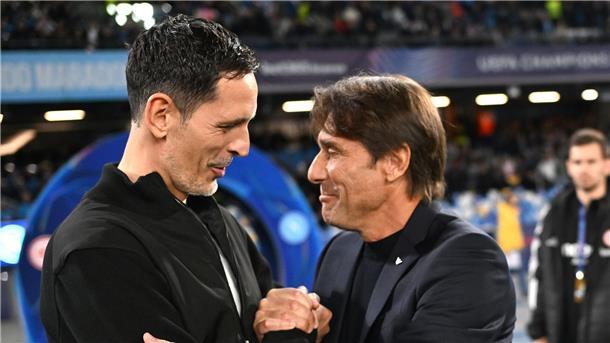 Neapels Coach Antonio Conte (r) staunte über die Spielweise von Eintracht Frankfurt unter Trainer Dino Toppmöller (l).