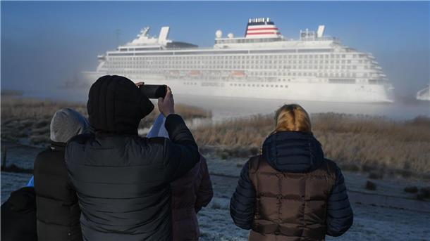 Rückwärts zur Nordsee - Meyer-Kreuzfahrtschiff auf der Ems Nebel erschwerte Fotografen und Schaulustigen am frühen Morgen etwas die Sicht auf den Ozeanriesen.