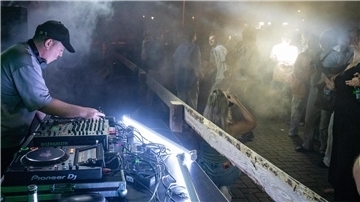 Nebelschwaden, zuckende Blitze, in DJ namens Bookwood - auch das sind die Maritimen Tage mit dem „NEUS“-Festival.