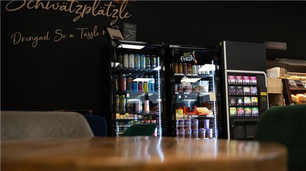 Debatte um Sonntagsruhe: Digitale Märkte auf dem Vormarsch Neben Automaten mit Lebensmitteln bietet manch personalloser Supermarkt sogar eine Sitzecke. (Archivbild)