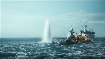 Neben dem Forschungsschiff „Thorvaldson“ schießt eine Wasser-Fontäne hoch, die das Schiff in Schieflage bringt.