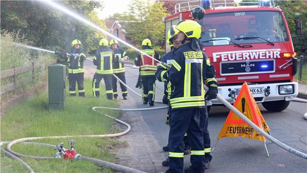 Neben dem Löschangriff mit Wasser bot das leerstehende Haus in Uthlede auch Übungsmöglichkeiten für einen Atemschutzeinsatz und eine Personenrettung.