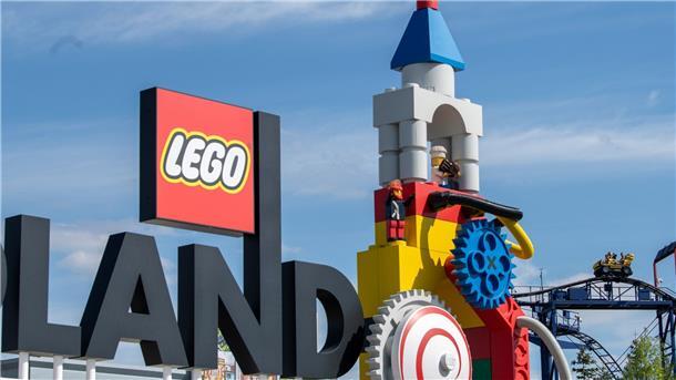 Legoland-Achterbahn nach Unfall wieder in Betrieb Neben dem Logo am Eingang zum Legoland ist die Achterbahn (r) des Freizeitparks zu sehen (Archivbild).
